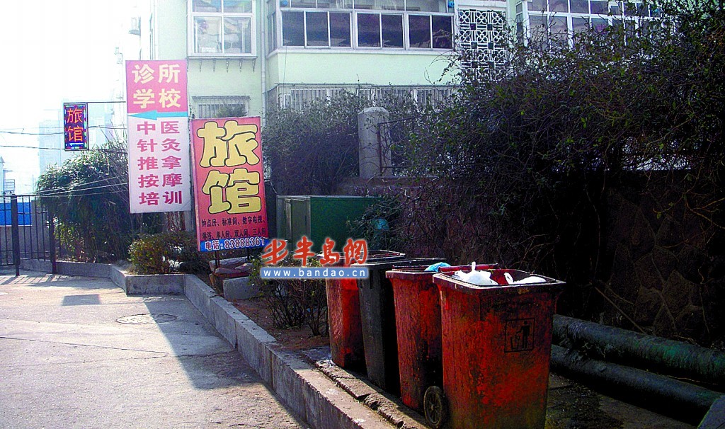 2011年,青岛启动垃圾分类收集试点。其实,早在十年前,该市就在一些小区内设置分类垃圾桶,呼吁居民分类倾倒垃圾。1月4日,记者回访了湛山小区等推行过垃圾分类收集的小区发现 ,小区内又恢复了单一的垃圾桶。而记者找了几种垃圾,九成以上的居民不知到底该怎么分?相关部门有关负责人称 ,居民意识不强、宣传力度不够 、资金投入不足是三大绊脚石。 源头探访 十年垃圾分类试点夭折 推行垃圾分类收集试点,该市多年前就曾尝试过,如市南区的湛山小区,还有市区内的多所中小学。过去了这么多年,试点效果怎样?1月4日