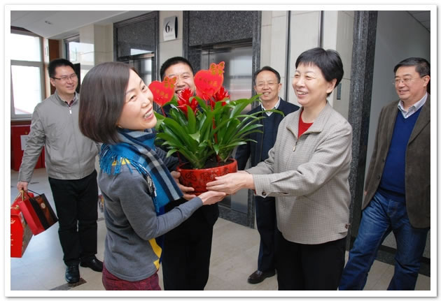 王侠慰问总社机关节日值班和后勤服务人员-中